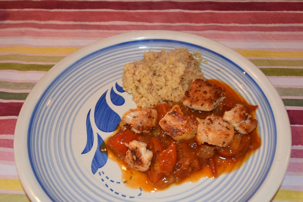 Kylling med tomatsaus (oregano og timian) og Bulgur Ingredienser 1-2 Kyllingbryst (terninger) 1-2 ss Smør/olje Salt, pepper, paprikapulver Tomatsaus 1 bx Tomater (hakkete) 1 Løk 1 -2 ss Smør 1 stilk Stangselleri 1 Buljongterning (kylling) ½ dl Vann 1 ts Oregano 1 ts Timian 1 ts Paprikapulver Salt, pepper Bulgur 2 dl Bulgur 4 dl Vann 1 Buljongterning (grønnsak eller kylling) https://heidisboble.no/ @heidisboble