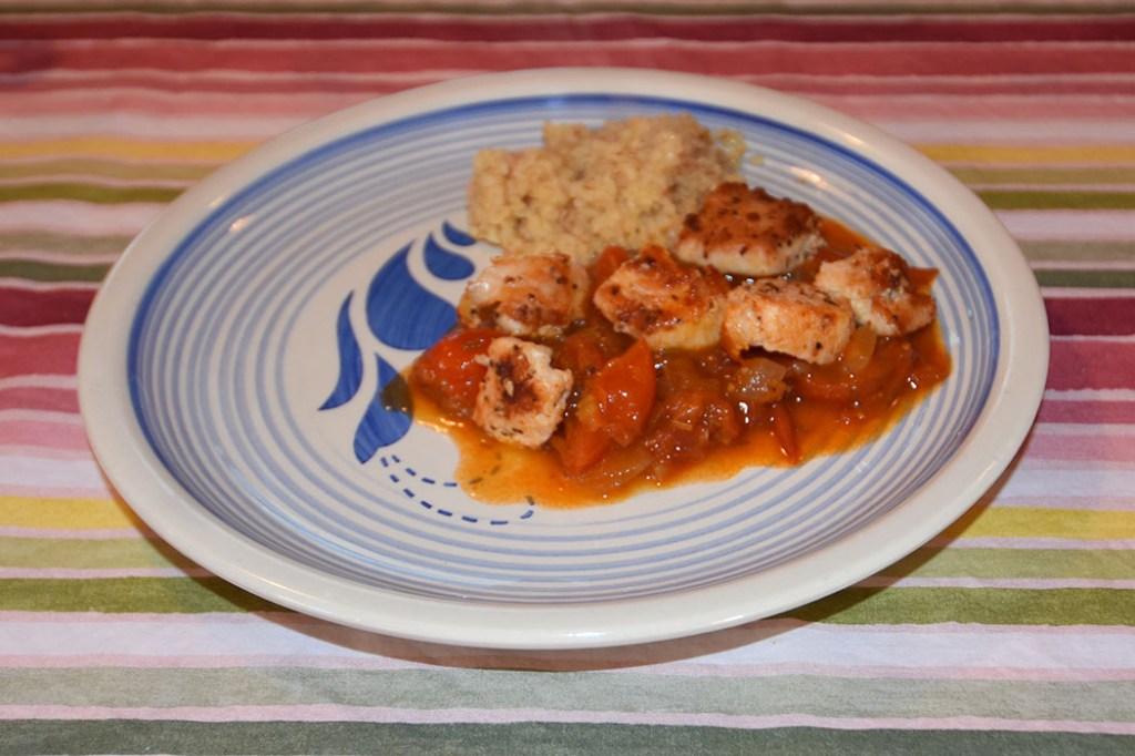 Kylling med tomatsaus (oregano og timian) og Bulgur Ingredienser 1-2 Kyllingbryst (terninger) 1-2 ss Smør/olje Salt, pepper, paprikapulver Tomatsaus 1 bx Tomater (hakkete) 1 Løk 1 -2 ss Smør 1 stilk Stangselleri 1 Buljongterning (kylling) ½ dl Vann 1 ts Oregano 1 ts Timian 1 ts Paprikapulver Salt, pepper Bulgur 2 dl Bulgur 4 dl Vann 1 Buljongterning (grønnsak eller kylling) https://heidisboble.no/ @heidisboble