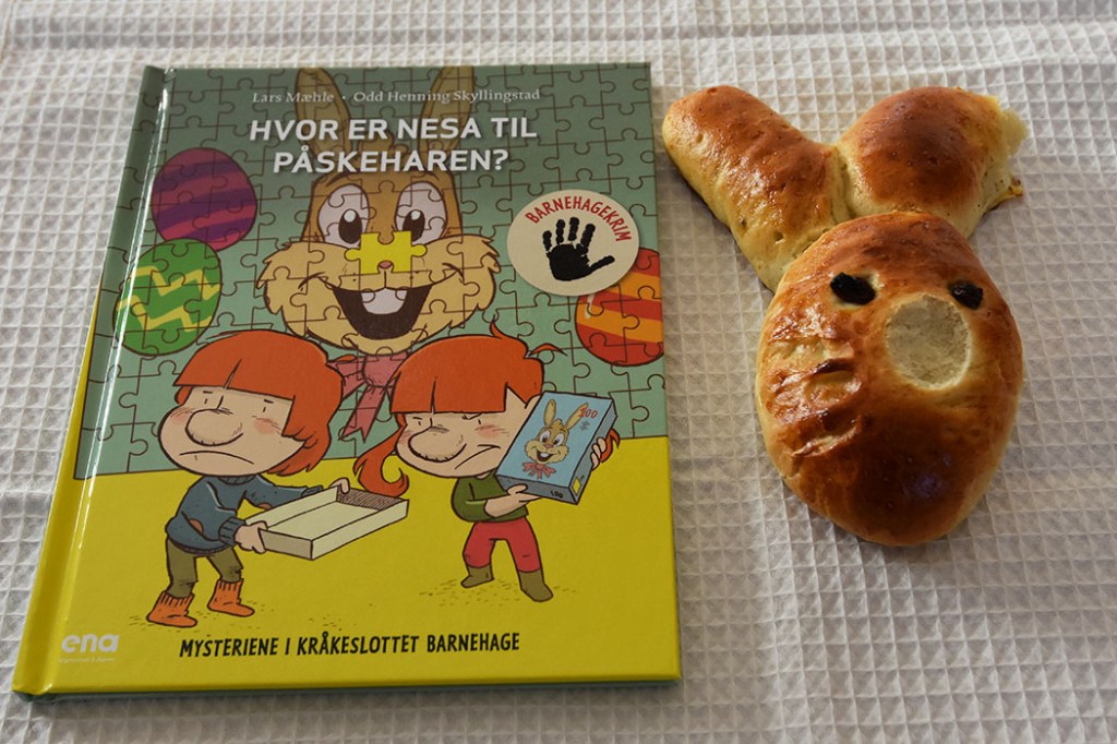 Mæhle, Lars og Skyllingstad Odd Henning (2022) «Hvor er nesa til påskeharen», ENA Vigmostad og Bjørke OG Påskeharer Ingredienser_ 20 g Havregryn 5 ½ dl Vann 1 pakke Gjær 1 dl Olje (raps) 200 g Sukker 5 g Gjær 20 g Kardemomme 1 kg Hvetemel Pynt mm: 1 Egg (sammenvispet) Rosiner https://heidisboble.no/ @heidisboble