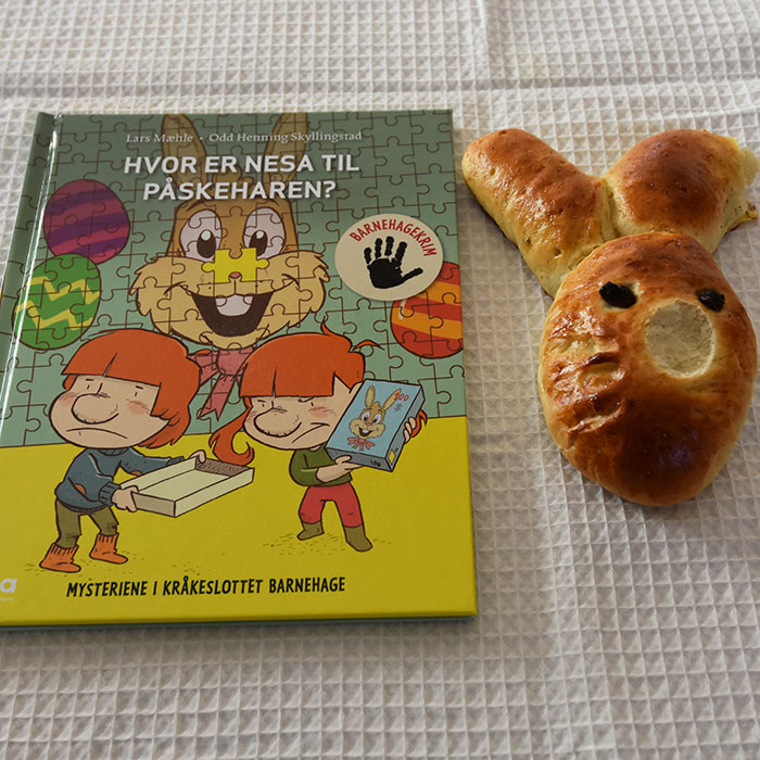 Mæhle, Lars og Skyllingstad Odd Henning (2022) «Hvor er nesa til påskeharen», ENA Vigmostad og Bjørke OG Påskeharer Ingredienser_ 20 g Havregryn 5 ½ dl Vann 1 pakke Gjær 1 dl Olje (raps) 200 g Sukker 5 g Gjær 20 g Kardemomme 1 kg Hvetemel Pynt mm: 1 Egg (sammenvispet) Rosiner https://heidisboble.no/ @heidisboble