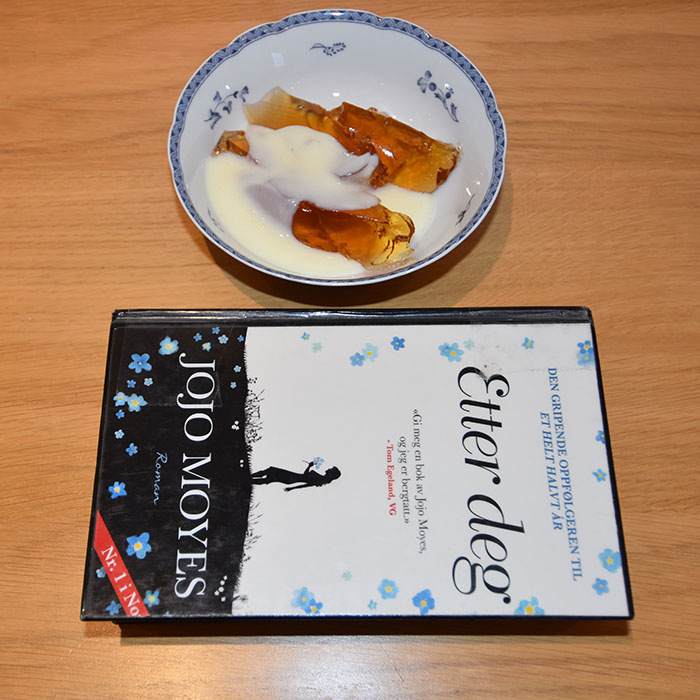 Moyes, Jojo (2015) «Etter deg», Bastion OG Eplegele md vaniljesaus Ingredienser: 10 dl Eplesaft (Sterk ) - for oppskrift, trykk HER 1-2 ss Sukker (hvis nødvendig) 5-6 Gelatinblader Tips! Istedenfor eplesaft kan du koke inn 15 dl eplejuice til 10 dl, og ellers følge oppskriften Vaniljesaus (enkel): 5 dl Melk 2 Egg 1 ts Potetmel 1 ss Vaniljesukker 2-3 ss Sukker https://heidisboble.no/ @heidisboble