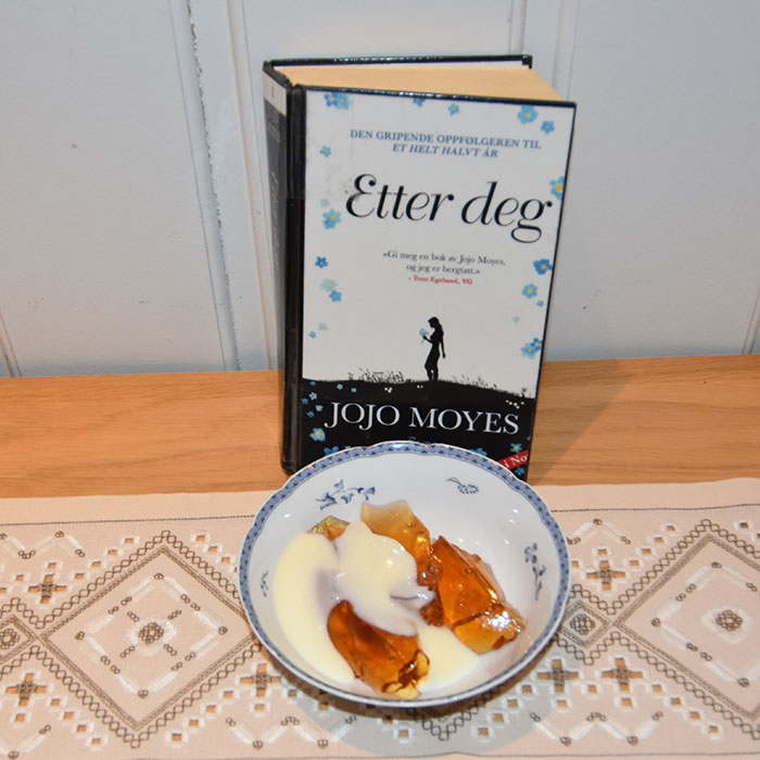 Moyes, Jojo (2015) «Etter deg», Bastion OG Eplegele md vaniljesaus Ingredienser: 10 dl Eplesaft (Sterk ) - for oppskrift, trykk HER 1-2 ss Sukker (hvis nødvendig) 5-6 Gelatinblader Tips! Istedenfor eplesaft kan du koke inn 15 dl eplejuice til 10 dl, og ellers følge oppskriften Vaniljesaus (enkel): 5 dl Melk 2 Egg 1 ts Potetmel 1 ss Vaniljesukker 2-3 ss Sukker https://heidisboble.no/ @heidisboble