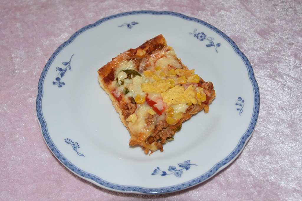 Nachospizza Ingredienser: 1 ss Sukker 2 ts Tørrgjær 2 dl Vann (ca 36 grader) 450 g Hvetemel ½ ts Salt 3 ss Olje (oliven) Tips! Det går helt fint å bruke en ferdig pizzabunn (ustekt) til denne pizzaen. Fyll: 400 g Kjøttdeig Tacokrydder (eller se nedenfor eller 1 pakke ferdig kjøpt) 1½ dl Vann 1 glass Tacosaus (medium, hot eller mild) ½ - 1 Paprika ½ Purre (i skiver) ½ bx Mais Jalapeños (syltede og skivede) 2 Mozzarella (eller revet hvit ost) 10-12 Nacochips Tacokrydder (eller 1 pk ferdig kjøpt tacokrydder): 2 ts Spisskummen 2 ts Paprikapulver 2 ts Koriander 2 ts Gurkemeie 1 ts Hvitløkspulver 1 ts Salt ½ ts Kajennepepper 2 Tomater (flådd og hakket) eller Tacosaus (ca. ½ glass) Tips! I steden for tacokrydderet i oppskriften inkludert tomater, kan du bruke en pakke ferdig kjøpt tacokrydder, når du tilbereder kjøttdeigen https://heidisboble.no/ @heidisboble