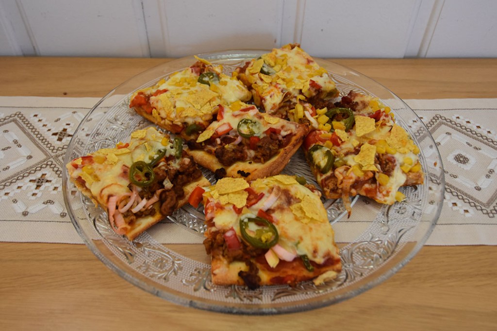 Nachospizza Ingredienser: 1 ss Sukker 2 ts Tørrgjær 2 dl Vann (ca 36 grader) 450 g Hvetemel ½ ts Salt 3 ss Olje (oliven) Tips! Det går helt fint å bruke en ferdig pizzabunn (ustekt) til denne pizzaen. Fyll: 400 g Kjøttdeig Tacokrydder (eller se nedenfor eller 1 pakke ferdig kjøpt) 1½ dl Vann 1 glass Tacosaus (medium, hot eller mild) ½ - 1 Paprika ½ Purre (i skiver) ½ bx Mais Jalapeños (syltede og skivede) 2 Mozzarella (eller revet hvit ost) 10-12 Nacochips Tacokrydder (eller 1 pk ferdig kjøpt tacokrydder): 2 ts Spisskummen 2 ts Paprikapulver 2 ts Koriander 2 ts Gurkemeie 1 ts Hvitløkspulver 1 ts Salt ½ ts Kajennepepper 2 Tomater (flådd og hakket) eller Tacosaus (ca. ½ glass) Tips! I steden for tacokrydderet i oppskriften inkludert tomater, kan du bruke en pakke ferdig kjøpt tacokrydder, når du tilbereder kjøttdeigen https://heidisboble.no/ @heidisboble