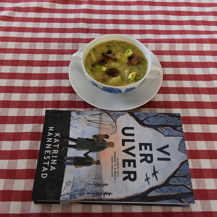 Nannestad, Katrina (2022) «Vi er ulver», HarperCollins OG Russisk potet- og soppsuppe Ingredienser 2 ss Smør 1 Purre (hakket) ½ Løk 1 Gulrot (hakket) 7½ dl Grønnsaksbuljong (eller kylling) 2 ts Dill (tørket) 1 Laurbærblad 400 g Poteter (i terninger) 400 g Sjampinjonger (i skiver) 2 dl Melk ½ dl Fløte (valgfritt) 2 ss Hvetemel Salt, pepper https://heidisboble.no/ @heidisboble