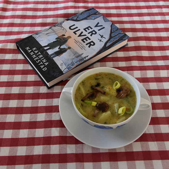 Nannestad, Katrina (2022) «Vi er ulver», HarperCollins OG Russisk potet- og soppsuppe Ingredienser 2 ss Smør 1 Purre (hakket) ½ Løk 1 Gulrot (hakket) 7½ dl Grønnsaksbuljong (eller kylling) 2 ts Dill (tørket) 1 Laurbærblad 400 g Poteter (i terninger) 400 g Sjampinjonger (i skiver) 2 dl Melk ½ dl Fløte (valgfritt) 2 ss Hvetemel Salt, pepper https://heidisboble.no/ @heidisboble