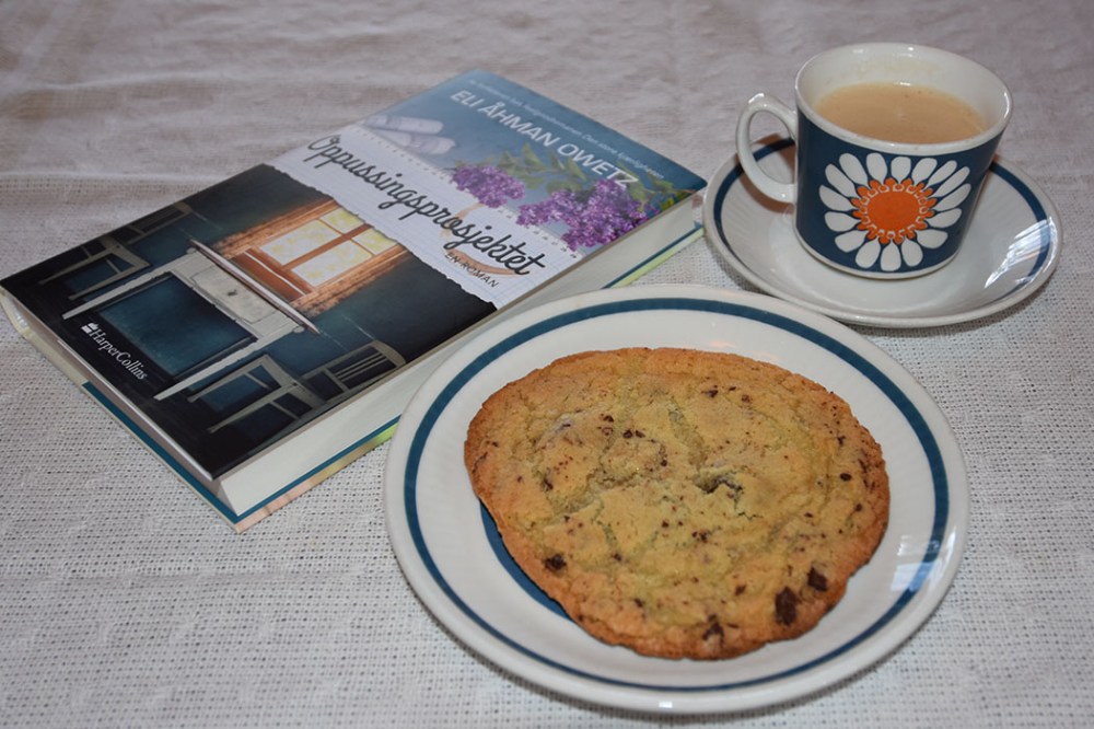 Owetz, Eli, Åhman (2022) «Oppussingsprosjektet», HarperCollins OG Cookies uten brunt sukker Ingredienser 115 g Smør 200 g Sukker 1 Egg 2 ts Vaniljesukker 225 g Hvetemel 1 ts Natron 150 g Sjokolade og/eller pistasjnøtter (hakket) https://heidisboble.no/ @heidisboble