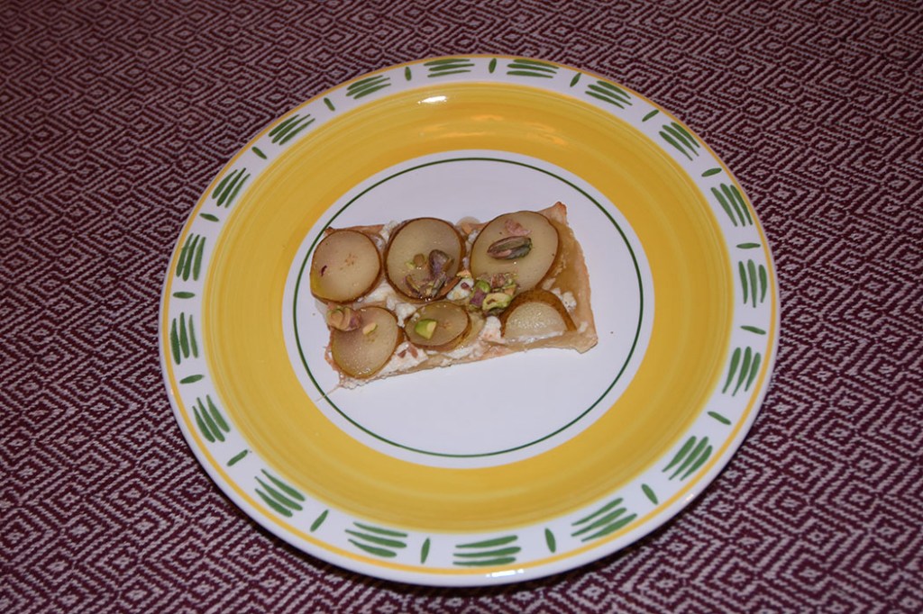 Pærepizza med chvere, pistasjenøtter og honning Ingredienser: Pizzabunn; ½ ss Sukker 1 ts Tørrgjær 1 dl Vann (ca 36 grader) 225 g Hvetemel ¼ ts Salt 1 ½ ss Olje (oliven) Fyll: 200 g Chèvre (eller en annen myk geitost) 2-3 Pærer 2 ss Pistasjnøtter (grov hakket) Honning (flytende) https://heidisboble.no/ @heidisboble