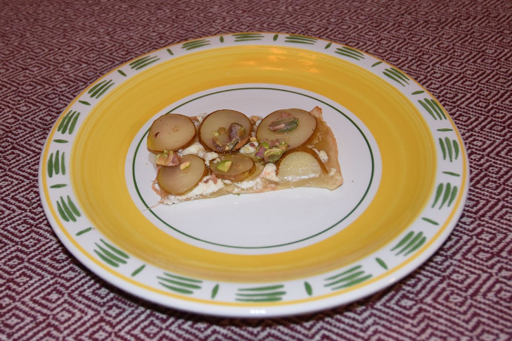 Pærepizza med chvere, pistasjenøtter og honning Ingredienser: Pizzabunn; ½ ss Sukker 1 ts Tørrgjær 1 dl Vann (ca 36 grader) 225 g Hvetemel ¼ ts Salt 1 ½ ss Olje (oliven) Fyll: 200 g Chèvre (eller en annen myk geitost) 2-3 Pærer 2 ss Pistasjnøtter (grov hakket) Honning (flytende) https://heidisboble.no/ @heidisboble