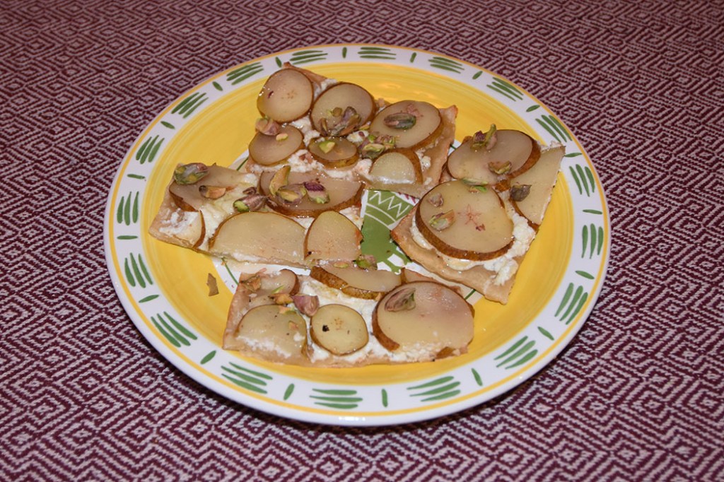 Pærepizza med chvere, pistasjenøtter og honning Ingredienser: Pizzabunn; ½ ss Sukker 1 ts Tørrgjær 1 dl Vann (ca 36 grader) 225 g Hvetemel ¼ ts Salt 1 ½ ss Olje (oliven) Fyll: 200 g Chèvre (eller en annen myk geitost) 2-3 Pærer 2 ss Pistasjnøtter (grov hakket) Honning (flytende) https://heidisboble.no/ @heidisboble