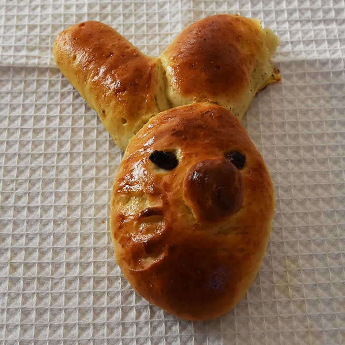 Påskeharer Ingredienser_ 20 g Havregryn 5 ½ dl Vann 1 pakke Gjær 1 dl Olje (raps) 200 g Sukker 5 g Gjær 20 g Kardemomme 1 kg Hvetemel Pynt mm: 1 Egg (sammenvispet) Rosiner https://heidisboble.no/ @heidisboble