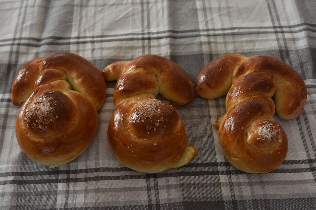 Påskeharer Ingredienser_ 20 g Havregryn 5 ½ dl Vann 1 pakke Gjær 1 dl Olje (raps) 200 g Sukker 5 g Gjær 20 g Kardemomme 1 kg Hvetemel Pensling: 1 Egg (sammenvispet) Perlesukker https://heidisboble.no/ @heidisboble