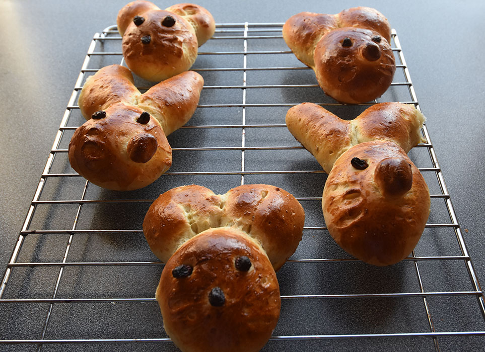 Påskeharer Ingredienser_ 20 g Havregryn 5 ½ dl Vann 1 pakke Gjær 1 dl Olje (raps) 200 g Sukker 5 g Gjær 20 g Kardemomme 1 kg Hvetemel Pynt mm: 1 Egg (sammenvispet) Rosiner https://heidisboble.no/ @heidisboble