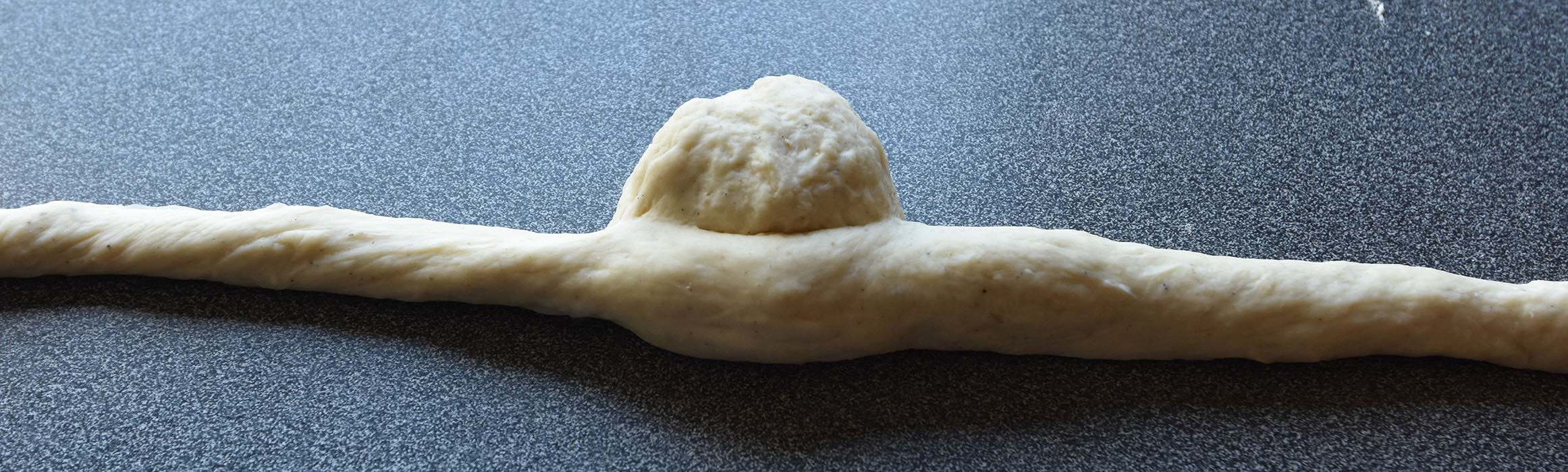 Påskeharer Ingredienser_ 20 g Havregryn 5 ½ dl Vann 1 pakke Gjær 1 dl Olje (raps) 200 g Sukker 5 g Gjær 20 g Kardemomme 1 kg Hvetemel Pensling: 1 Egg (sammenvispet) Perlesukker https://heidisboble.no/ @heidisboble