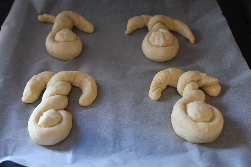 Påskeharer Ingredienser_ 20 g Havregryn 5 ½ dl Vann 1 pakke Gjær 1 dl Olje (raps) 200 g Sukker 5 g Gjær 20 g Kardemomme 1 kg Hvetemel Pensling: 1 Egg (sammenvispet) Perlesukker https://heidisboble.no/ @heidisboble