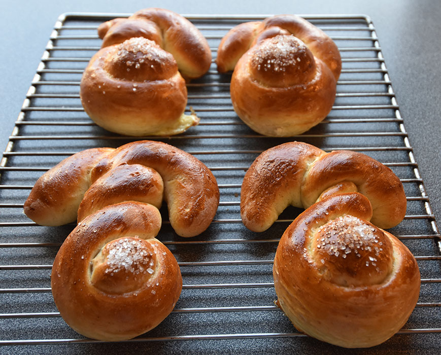 Påskeharer Ingredienser_ 20 g Havregryn 5 ½ dl Vann 1 pakke Gjær 1 dl Olje (raps) 200 g Sukker 5 g Gjær 20 g Kardemomme 1 kg Hvetemel Pensling: 1 Egg (sammenvispet) Perlesukker https://heidisboble.no/ @heidisboble