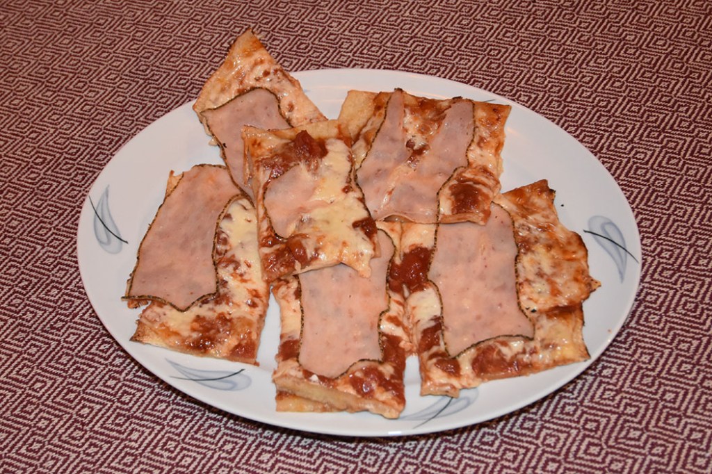 Pizza Vesuvio (pizza med skinke) Ingredienser: Pizzabunn: 1 ss Sukker 2 ts Tørrgjær 2 dl Vann (ca 36 grader) 450 g Hvetemel ½ ts Salt 3 ss Olje (oliven) Fyll & topping: 1 bx Tomater (hermetiske) 2 fedd Hvitløk (finhakket) 1 ss Olivenolje Salt, pepper, sukker 2 Mozzarella (skivet) 1 ss Olivenolje (valgfritt) 10 - 12 skiver Skinke (kokt) https://heidisboble.no/ @heidisboble