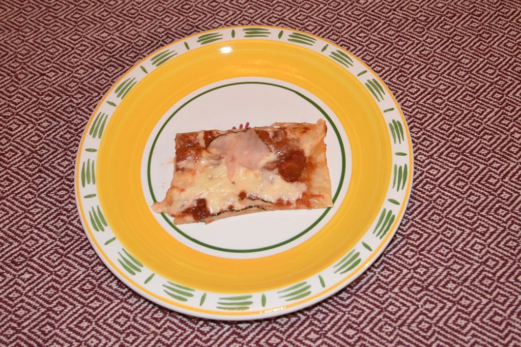 Pizza Vesuvio (pizza med skinke) Ingredienser: Pizzabunn: 1 ss Sukker 2 ts Tørrgjær 2 dl Vann (ca 36 grader) 450 g Hvetemel ½ ts Salt 3 ss Olje (oliven) Fyll & topping: 1 bx Tomater (hermetiske) 2 fedd Hvitløk (finhakket) 1 ss Olivenolje Salt, pepper, sukker 2 Mozzarella (skivet) 1 ss Olivenolje (valgfritt) 10 - 12 skiver Skinke (kokt) https://heidisboble.no/ @heidisboble