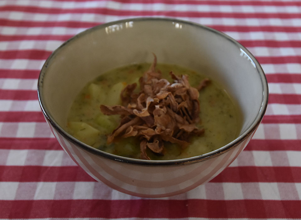 Russisk potet- og soppsuppe Ingredienser 2 ss Smør 1 Purre (hakket) ½ Løk 1 Gulrot (hakket) 7½ dl Grønnsaksbuljong (eller kylling) 2 ts Dill (tørket) 1 Laurbærblad 400 g Poteter (i terninger) 400 g Sjampinjonger (i skiver) 2 dl Melk ½ dl Fløte (valgfritt) 2 ss Hvetemel Salt, pepper https://heidisboble.no/ @heidisboble