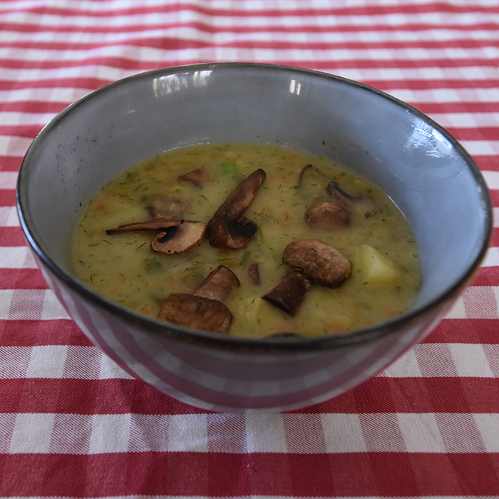 Russisk potet- og soppsuppe Ingredienser 2 ss Smør 1 Purre (hakket) ½ Løk 1 Gulrot (hakket) 7½ dl Grønnsaksbuljong (eller kylling) 2 ts Dill (tørket) 1 Laurbærblad 400 g Poteter (i terninger) 400 g Sjampinjonger (i skiver) 2 dl Melk ½ dl Fløte (valgfritt) 2 ss Hvetemel Salt, pepper https://heidisboble.no/ @heidisboble