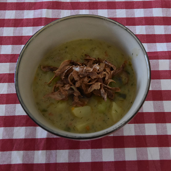 Russisk potet- og soppsuppe Ingredienser 2 ss Smør 1 Purre (hakket) ½ Løk 1 Gulrot (hakket) 7½ dl Grønnsaksbuljong (eller kylling) 2 ts Dill (tørket) 1 Laurbærblad 400 g Poteter (i terninger) 400 g Sjampinjonger (i skiver) 2 dl Melk ½ dl Fløte (valgfritt) 2 ss Hvetemel Salt, pepper https://heidisboble.no/ @heidisboble