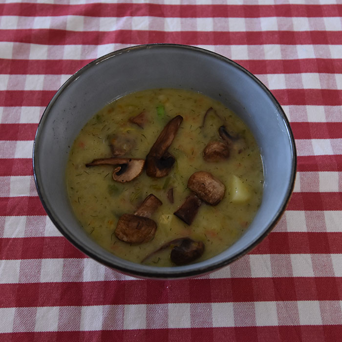 Russisk potet- og soppsuppe Ingredienser 2 ss Smør 1 Purre (hakket) ½ Løk 1 Gulrot (hakket) 7½ dl Grønnsaksbuljong (eller kylling) 2 ts Dill (tørket) 1 Laurbærblad 400 g Poteter (i terninger) 400 g Sjampinjonger (i skiver) 2 dl Melk ½ dl Fløte (valgfritt) 2 ss Hvetemel Salt, pepper https://heidisboble.no/ @heidisboble