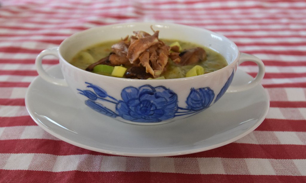 Russisk potet- og soppsuppe Ingredienser 2 ss Smør 1 Purre (hakket) ½ Løk 1 Gulrot (hakket) 7½ dl Grønnsaksbuljong (eller kylling) 2 ts Dill (tørket) 1 Laurbærblad 400 g Poteter (i terninger) 400 g Sjampinjonger (i skiver) 2 dl Melk ½ dl Fløte (valgfritt) 2 ss Hvetemel Salt, pepper https://heidisboble.no/ @heidisboble