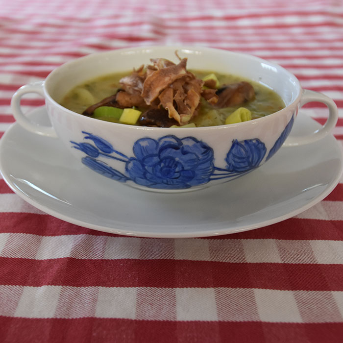 Russisk potet- og soppsuppe Ingredienser 2 ss Smør 1 Purre (hakket) ½ Løk 1 Gulrot (hakket) 7½ dl Grønnsaksbuljong (eller kylling) 2 ts Dill (tørket) 1 Laurbærblad 400 g Poteter (i terninger) 400 g Sjampinjonger (i skiver) 2 dl Melk ½ dl Fløte (valgfritt) 2 ss Hvetemel Salt, pepper https://heidisboble.no/ @heidisboble