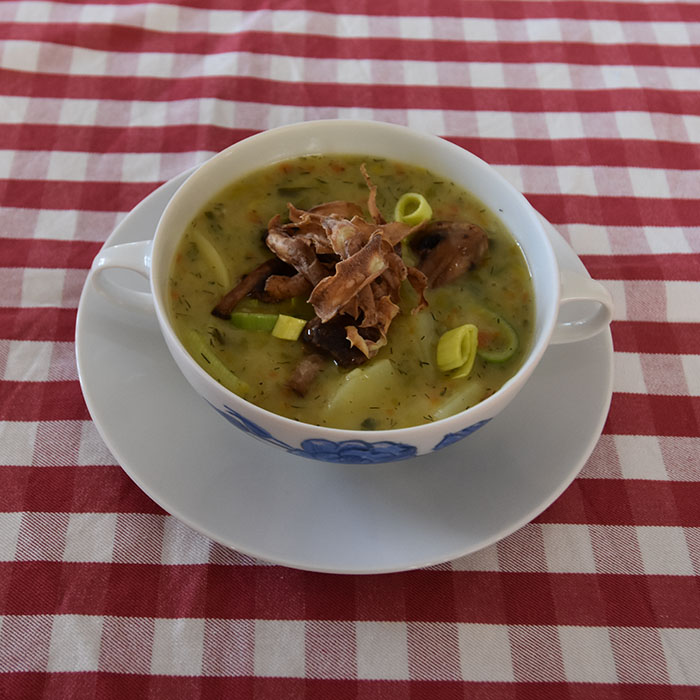 Russisk potet- og soppsuppe Ingredienser 2 ss Smør 1 Purre (hakket) ½ Løk 1 Gulrot (hakket) 7½ dl Grønnsaksbuljong (eller kylling) 2 ts Dill (tørket) 1 Laurbærblad 400 g Poteter (i terninger) 400 g Sjampinjonger (i skiver) 2 dl Melk ½ dl Fløte (valgfritt) 2 ss Hvetemel Salt, pepper https://heidisboble.no/ @heidisboble