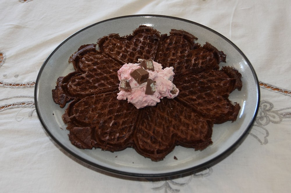 Sjokoladevafler med bringebærkrem Ingredienser 50 g Smør (smeltet) 2 Egg 4½ dl Melk 2½ dl Hvetemel ½ dl Kakaopulver 2 ts Bakepulver 1½ ts Vaniljesukker 3 ss Sukker ½ ts Salt Bringebærkrem: 3 dl Kremfløte 2 dl Bringebærsyltetøy 2 Kvikklunsj https://heidisboble.no/ @heidisboble