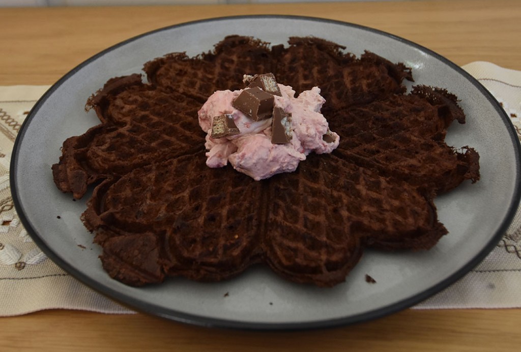 Sjokoladevafler med bringebærkrem Ingredienser 50 g Smør (smeltet) 2 Egg 4½ dl Melk 2½ dl Hvetemel ½ dl Kakaopulver 2 ts Bakepulver 1½ ts Vaniljesukker 3 ss Sukker ½ ts Salt Bringebærkrem: 3 dl Kremfløte 2 dl Bringebærsyltetøy 2 Kvikklunsj https://heidisboble.no/ @heidisboble