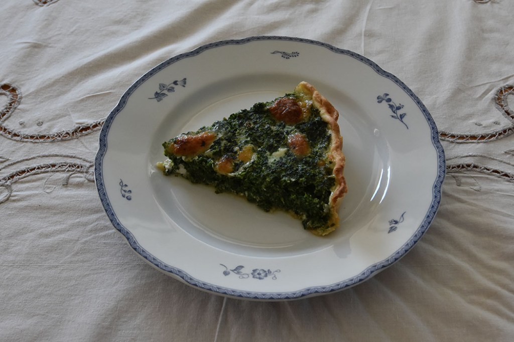 Spinatpai Ingredienser: Bunn: 3 dl Hvetemel 100 g Smør 2-4 ss Kaldt vann Fyll: 4 Egg 3 dl Melk 1 ts Salt 1 krm Pepper 1 klype Muskatnøtt (revet) - valgfritt 1 pk Spinat (frossen) 1 Løk (liten) 1 pk Mozzarella 75 g Ost (revet) https://heidisboble.no/ @heidisboble