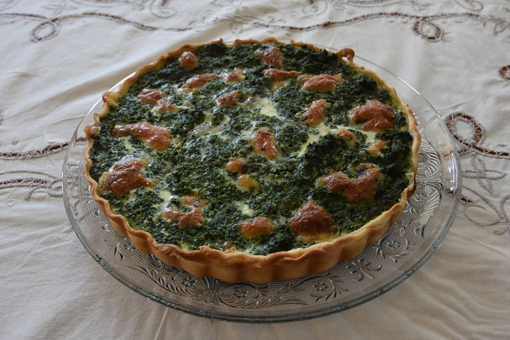 Spinatpai Ingredienser: Bunn: 3 dl Hvetemel 100 g Smør 2-4 ss Kaldt vann Fyll: 4 Egg 3 dl Melk 1 ts Salt 1 krm Pepper 1 klype Muskatnøtt (revet) - valgfritt 1 pk Spinat (frossen) 1 Løk (liten) 1 pk Mozzarella 75 g Ost (revet) https://heidisboble.no/ @heidisboble