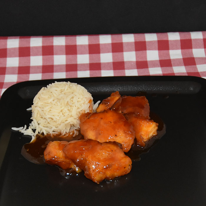 Sur- søt kylling Ingredienser 2 Kyllingbryst Salt og pepper 2 dl Maisenna 2 Egg (sammenvispet) ½ dl Olje 2 dl Sukker 6 ss Ketchup 2 dl Eddik (eple) 1½ ss Soyasaus 1½ ts Hvitløkspulver https://heidisboble.no/ @heidisboble