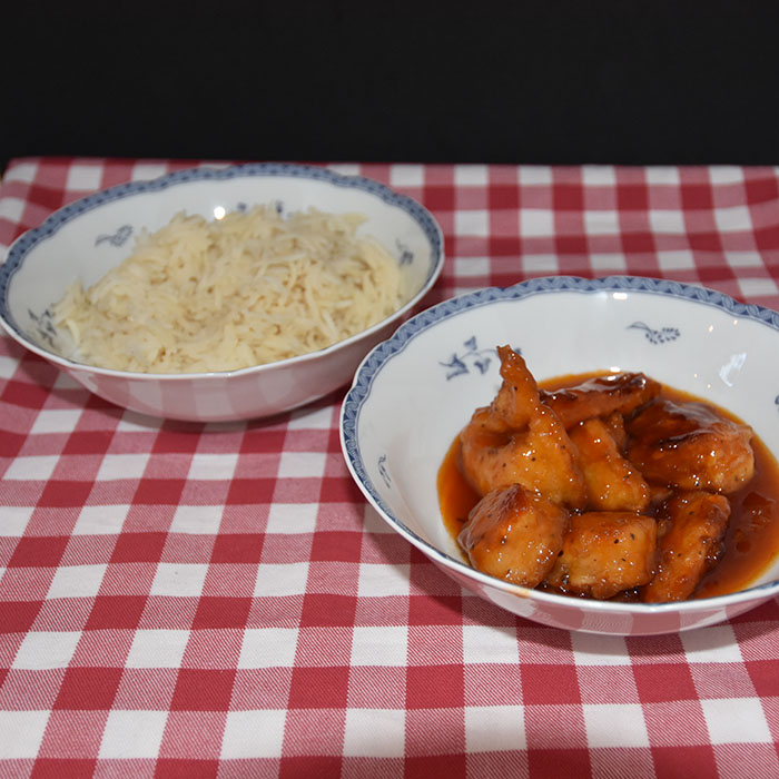 Sur- søt kylling Ingredienser 2 Kyllingbryst Salt og pepper 2 dl Maisenna 2 Egg (sammenvispet) ½ dl Olje 2 dl Sukker 6 ss Ketchup 2 dl Eddik (eple) 1½ ss Soyasaus 1½ ts Hvitløkspulver https://heidisboble.no/ @heidisboble