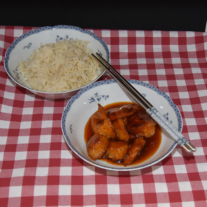 Sur- søt kylling Ingredienser 2 Kyllingbryst Salt og pepper 2 dl Maisenna 2 Egg (sammenvispet) ½ dl Olje 2 dl Sukker 6 ss Ketchup 2 dl Eddik (eple) 1½ ss Soyasaus 1½ ts Hvitløkspulver https://heidisboble.no/ @heidisboble