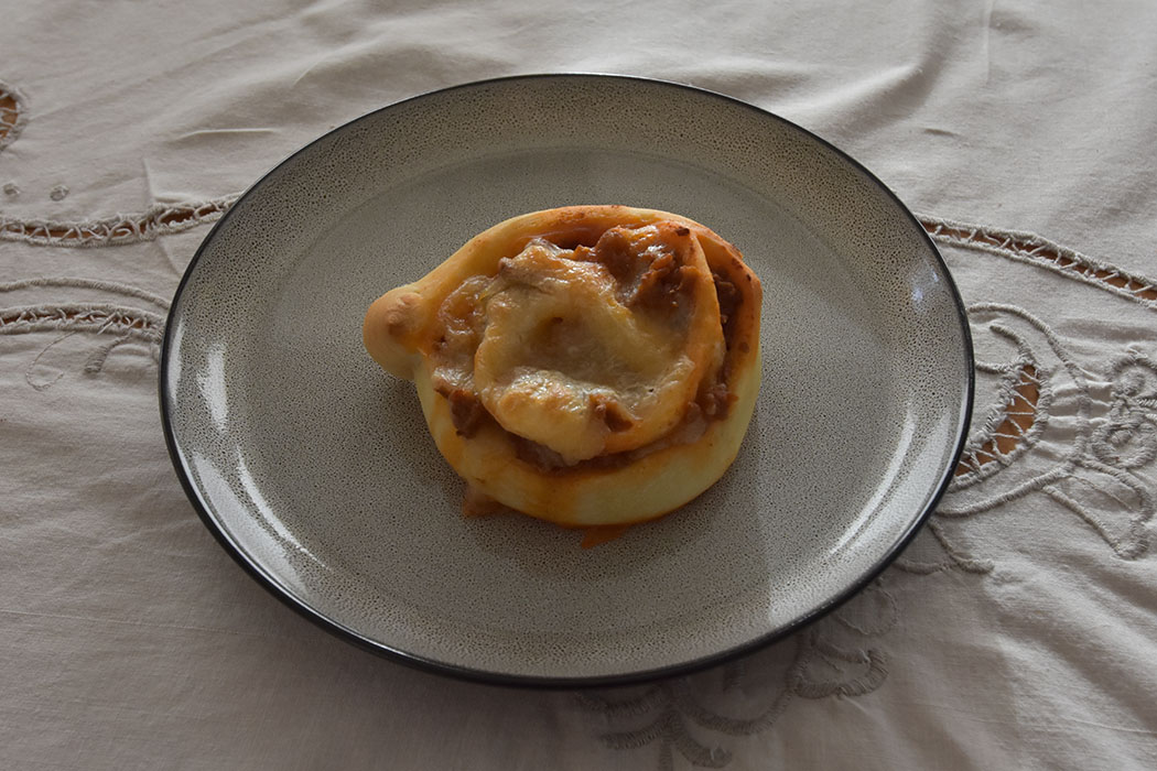 Tacosnurrer med mozzarella Ingredienser: 1 ss Sukker 2 ts Tørrgjær 2 dl Vann (ca 36 grader) 450 g Hvetemel ½ ts Salt 3 ss Olje (oliven) Tips! Det går het fint å bruke en ferdig pizzabunn (ustekt) til disse snurrene. Fyll: 400 g Kjøttdeig 2 ts Spisskummen 2 ts Paprikapulver 2 ts Koriander 2 ts Gurkemeie 1 ts Hvitløkspulver 1 ts Salt ½ ts Kajennepepper 3 dl Vann 2 Tomater (flådd og hakket) eller Tacosaus (ca. ½ glass) 1½ dl Vann 2 Mozzarella Tips! I steden for krydder i oppskriften inkludert tomater og vann, kan du bruke en pakke tacokrydder og følge oppskriften på pakken, når du tilbereder kjøttdeigen https://heidisboble.no/ @heidisboble