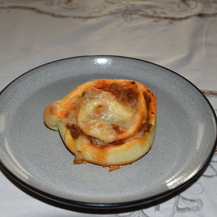 Tacosnurrer med mozzarella Ingredienser: 1 ss Sukker 2 ts Tørrgjær 2 dl Vann (ca 36 grader) 450 g Hvetemel ½ ts Salt 3 ss Olje (oliven) Tips! Det går het fint å bruke en ferdig pizzabunn (ustekt) til disse snurrene. Fyll: 400 g Kjøttdeig 2 ts Spisskummen 2 ts Paprikapulver 2 ts Koriander 2 ts Gurkemeie 1 ts Hvitløkspulver 1 ts Salt ½ ts Kajennepepper 3 dl Vann 2 Tomater (flådd og hakket) eller Tacosaus (ca. ½ glass) 1½ dl Vann 2 Mozzarella Tips! I steden for krydder i oppskriften inkludert tomater og vann, kan du bruke en pakke tacokrydder og følge oppskriften på pakken, når du tilbereder kjøttdeigen https://heidisboble.no/ @heidisboble