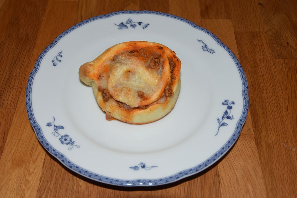 Tacosnurrer med mozzarella Ingredienser: 1 ss Sukker 2 ts Tørrgjær 2 dl Vann (ca 36 grader) 450 g Hvetemel ½ ts Salt 3 ss Olje (oliven) Tips! Det går het fint å bruke en ferdig pizzabunn (ustekt) til disse snurrene. Fyll: 400 g Kjøttdeig 2 ts Spisskummen 2 ts Paprikapulver 2 ts Koriander 2 ts Gurkemeie 1 ts Hvitløkspulver 1 ts Salt ½ ts Kajennepepper 3 dl Vann 2 Tomater (flådd og hakket) eller Tacosaus (ca. ½ glass) 1½ dl Vann 2 Mozzarella Tips! I steden for krydder i oppskriften inkludert tomater og vann, kan du bruke en pakke tacokrydder og følge oppskriften på pakken, når du tilbereder kjøttdeigen https://heidisboble.no/ @heidisboble