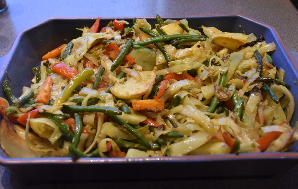 Alischa Derho – Eritreisk grønnsaksgryte Ingredienser 4 Gulerøtter (i biter) 4 Poteter (i båter) 1 lite Kålhode (strimelt) Aspargesbønner 1 Løk (strimlet) 1 Paprika (rød, strimlet) 1 ss Hvitløk (finhakket) 1 ss Ingefær 1 ½ ss Selleri (finhakket) 1 ½ Persille (finhakket) 1 kvist Rosmarin (finhakket) 1 Chili (grønn uten frø finhakket) Solsikke olje https://heidisboble.no/ @heidisboble