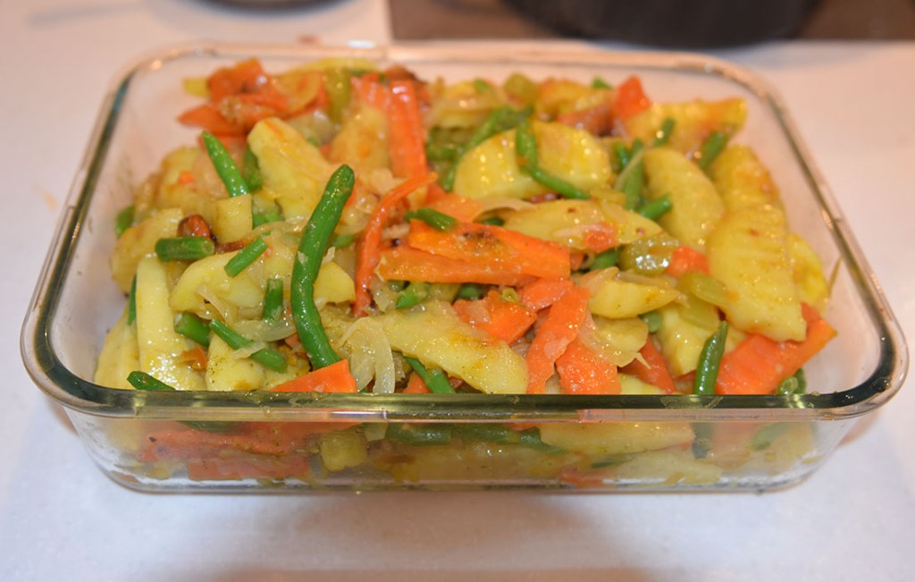 Alischa Derho – Eritreisk grønnsaksgryte Ingredienser 4 Gulerøtter (i biter) 4 Poteter (i båter) 1 lite Kålhode (strimelt) Aspargesbønner 1 Løk (strimlet) 1 Paprika (rød, strimlet) 1 ss Hvitløk (finhakket) 1 ss Ingefær 1 ½ ss Selleri (finhakket) 1 ½ Persille (finhakket) 1 kvist Rosmarin (finhakket) 1 Chili (grønn uten frø finhakket) Solsikke olje https://heidisboble.no/ @heidisboble