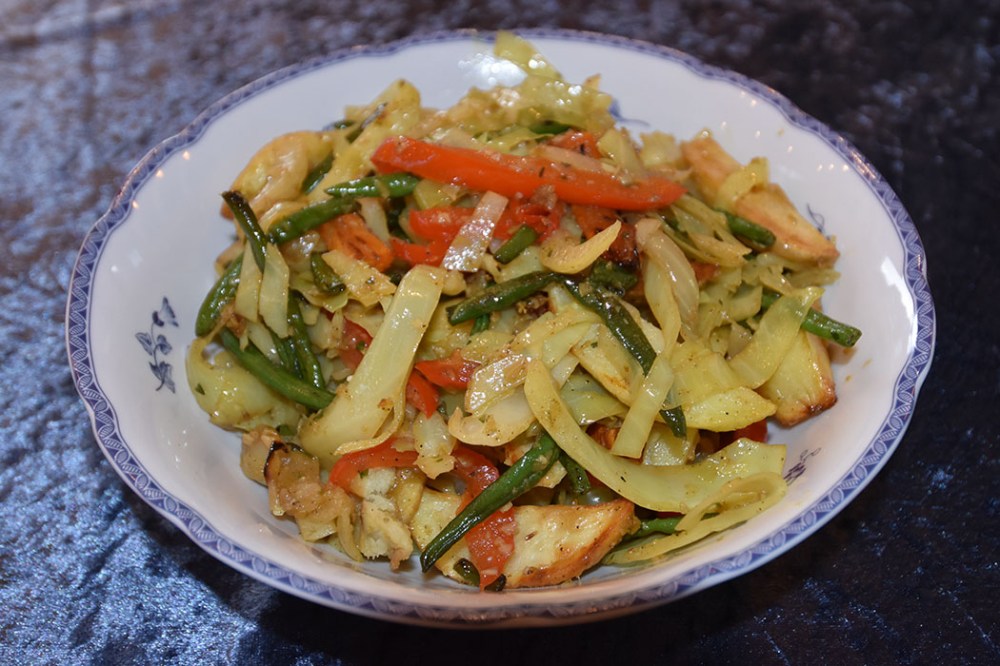 Alischa Derho – Eritreisk grønnsaksgryte Ingredienser 4 Gulerøtter (i biter) 4 Poteter (i båter) 1 lite Kålhode (strimelt) Aspargesbønner 1 Løk (strimlet) 1 Paprika (rød, strimlet) 1 ss Hvitløk (finhakket) 1 ss Ingefær 1 ½ ss Selleri (finhakket) 1 ½ Persille (finhakket) 1 kvist Rosmarin (finhakket) 1 Chili (grønn uten frø finhakket) Solsikke olje https://heidisboble.no/ @heidisboble