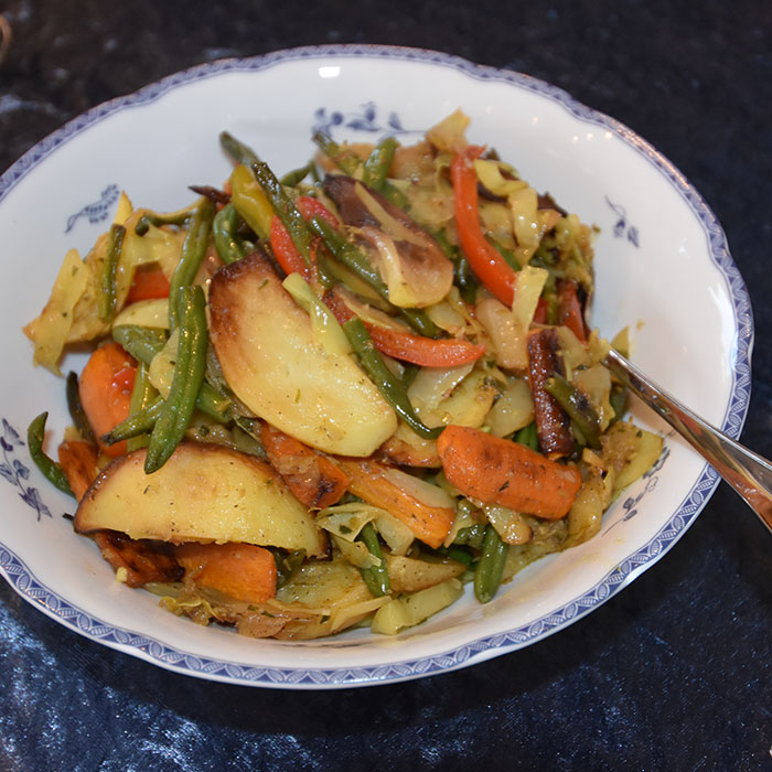 Alischa Derho – Eritreisk grønnsaksgryte Ingredienser 4 Gulerøtter (i biter) 4 Poteter (i båter) 1 lite Kålhode (strimelt) Aspargesbønner 1 Løk (strimlet) 1 Paprika (rød, strimlet) 1 ss Hvitløk (finhakket) 1 ss Ingefær 1 ½ ss Selleri (finhakket) 1 ½ Persille (finhakket) 1 kvist Rosmarin (finhakket) 1 Chili (grønn uten frø finhakket) Solsikke olje https://heidisboble.no/ @heidisboble