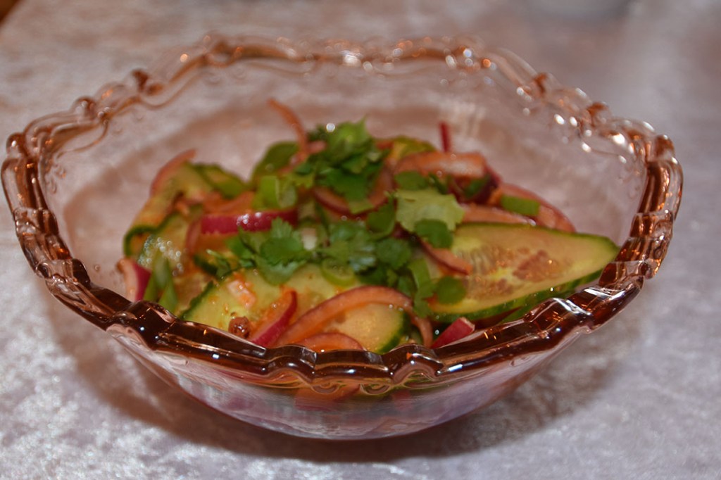 Asiatisk Agurk- og rødløkssalat Ingredienser 1 Agurk 1 liten Rødløk 1 dl Eddik (eplesider, ris- eller sushi) 1 ts Ingefær (fin hakket) 1 ts Chilipasta (Gochujang eller chilipulver) 1 ts Sichuanpepper 1 ts Salt 1 ts Sukker https://heidisboble.no/ @heidisboble