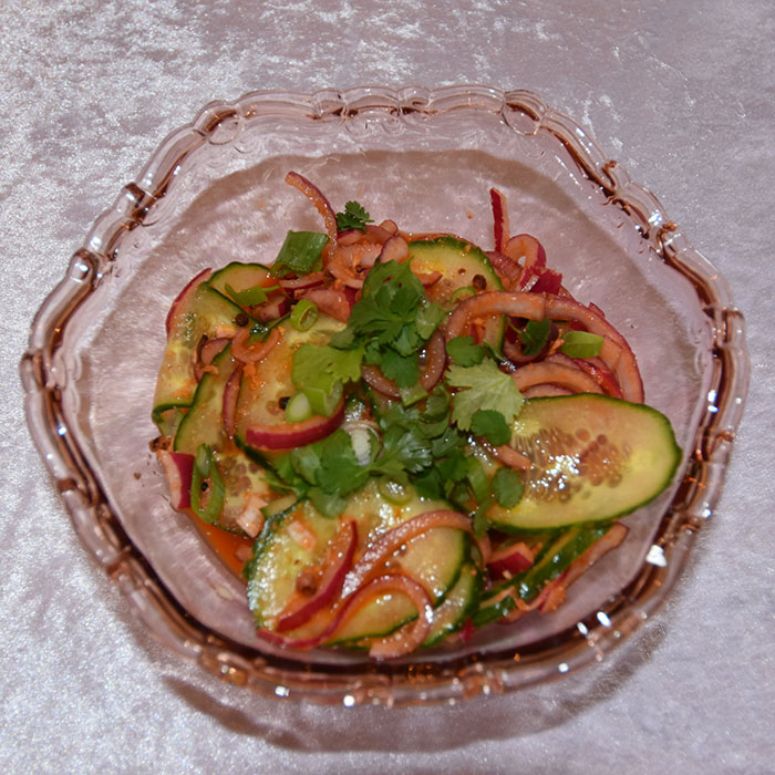 Asiatisk Agurk- og rødløkssalat Ingredienser 1 Agurk 1 liten Rødløk 1 dl Eddik (eplesider, ris- eller sushi) 1 ts Ingefær (fin hakket) 1 ts Chilipasta (Gochujang eller chilipulver) 1 ts Sichuanpepper 1 ts Salt 1 ts Sukker https://heidisboble.no/ @heidisboble