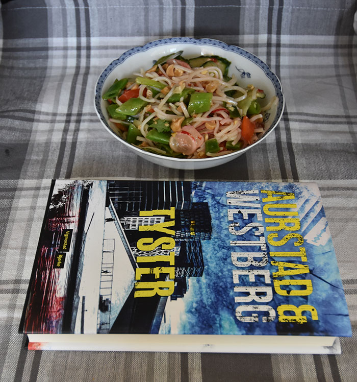 Aurstad og Westerberg (2022) «Tyster», Vigmostad og Bjørke OG Thai-inspirert nudelsalat med reker Nudelsalaten: 250 g Risnudler ½ Agurk (skivet, uten midten) 1 bunt Reddiker Sukkererter (delt på langs) 1 Paprika (rød i terninger) 3 Vårløk (Skjært i skiver) 1 bunt Koriander 100 g Peanøtter (salte og ristede) Dressing: 2 Lime (saft og skall) 2 ss Fiskesaus 2 ss Sukker 1 fedd Hvitløk (revet) 1 ss Soyasaus 1 ss Ingefær (revet) 1 Chili (rød, finhakket) https://heidisboble.no/ @heidisboble