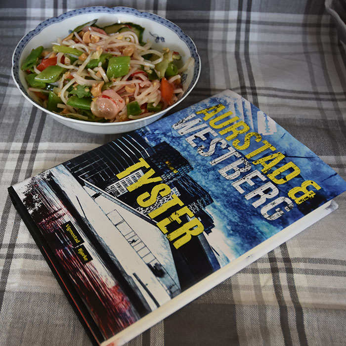 Aurstad og Westerberg (2022) «Tyster», Vigmostad og Bjørke OG Thai-inspirert nudelsalat med reker Nudelsalaten: 250 g Risnudler ½ Agurk (skivet, uten midten) 1 bunt Reddiker Sukkererter (delt på langs) 1 Paprika (rød i terninger) 3 Vårløk (Skjært i skiver) 1 bunt Koriander 100 g Peanøtter (salte og ristede) Dressing: 2 Lime (saft og skall) 2 ss Fiskesaus 2 ss Sukker 1 fedd Hvitløk (revet) 1 ss Soyasaus 1 ss Ingefær (revet) 1 Chili (rød, finhakket) https://heidisboble.no/ @heidisboble