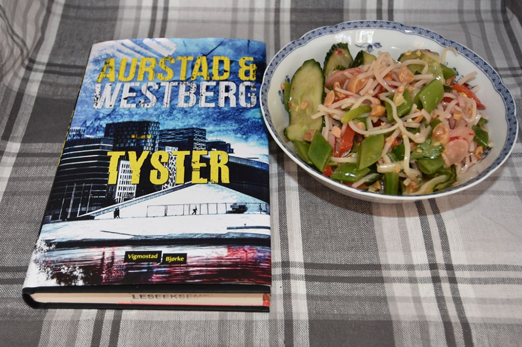 Aurstad og Westerberg (2022) «Tyster», Vigmostad og Bjørke OG Thai-inspirert nudelsalat med reker Nudelsalaten: 250 g Risnudler ½ Agurk (skivet, uten midten) 1 bunt Reddiker Sukkererter (delt på langs) 1 Paprika (rød i terninger) 3 Vårløk (Skjært i skiver) 1 bunt Koriander 100 g Peanøtter (salte og ristede) Dressing: 2 Lime (saft og skall) 2 ss Fiskesaus 2 ss Sukker 1 fedd Hvitløk (revet) 1 ss Soyasaus 1 ss Ingefær (revet) 1 Chili (rød, finhakket) https://heidisboble.no/ @heidisboble