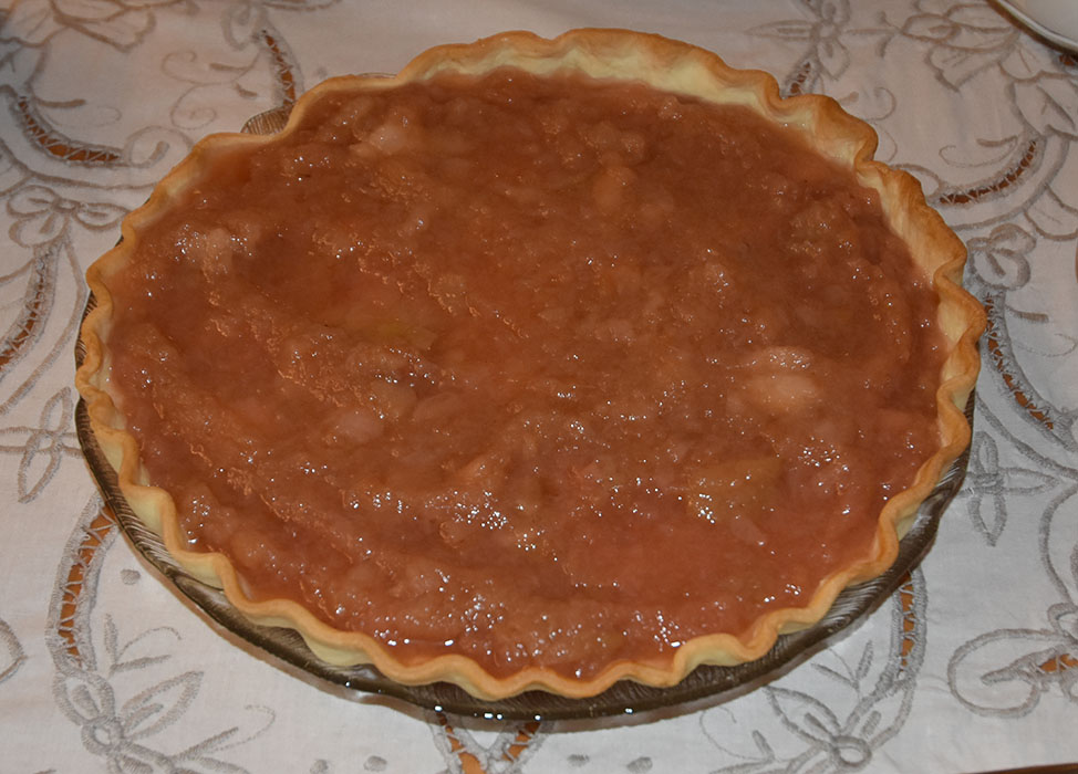 Eplepai - enkel Ingredienser: Paibunnen: 150 g Smør ⅓ cup Sukker (0.8 dl) ½ ts Vaniljeekstrakt 1 Egg 2 cups Hvetemel (5.5 dl) ½ ts Bakepulver 1 knivsodd Salt Fyll & Tilbeør 3 - 4 dl Eplemos 2 ½ dl Vaniljesaus https://heidisboble.no/ @heidisboble