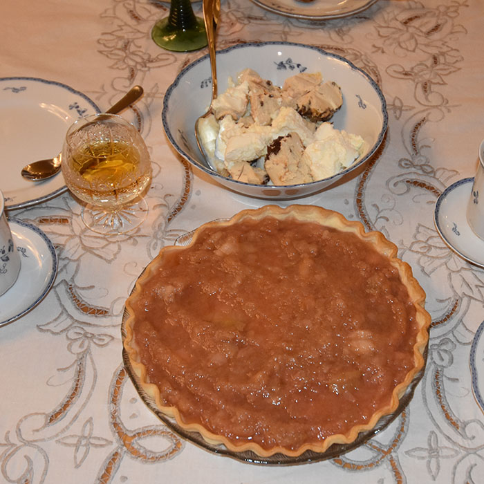 Eplepai - enkel Ingredienser: Paibunnen: 150 g Smør ⅓ cup Sukker (0.8 dl) ½ ts Vaniljeekstrakt 1 Egg 2 cups Hvetemel (5.5 dl) ½ ts Bakepulver 1 knivsodd Salt Fyll & Tilbeør 3 - 4 dl Eplemos 2 ½ dl Vaniljesaus https://heidisboble.no/ @heidisboble